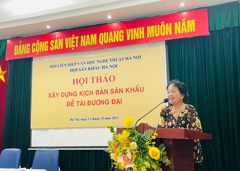 NSND Thanh Trầm, nguyên Chủ tịch Hội Sân khấu Hà Nội phát biểu.