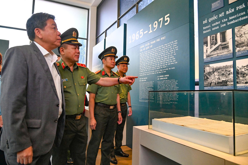 Trung tướng Nguyễn Thanh Tùng, Giám đốc Công an thành phố Hà Nội cùng các đại biểu tham quan bảo tàng
