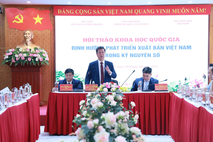 PGS.TS Vũ Trọng Lâm, Giám đốc - Tổng Biên tập Nhà Xuất bản Chính trị quốc gia Sự thật phát biểu đề dẫn hội thảo.