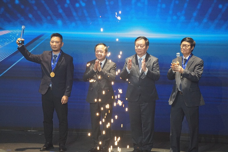 Trưởng Ban Tuyên giáo và Dân vận Trung ương Nguyễn Trọng Nghĩa, Đại tướng Trịnh Văn Quyết, Chủ nhiệm Tổng cục Chính trị Quân đội nhân dân Việt Nam trao giải Nhất cho các tác giả.