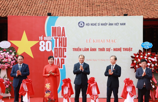 Cắt băng khai mạc triển lãm. Cắt băng khai mạc triển lãm.