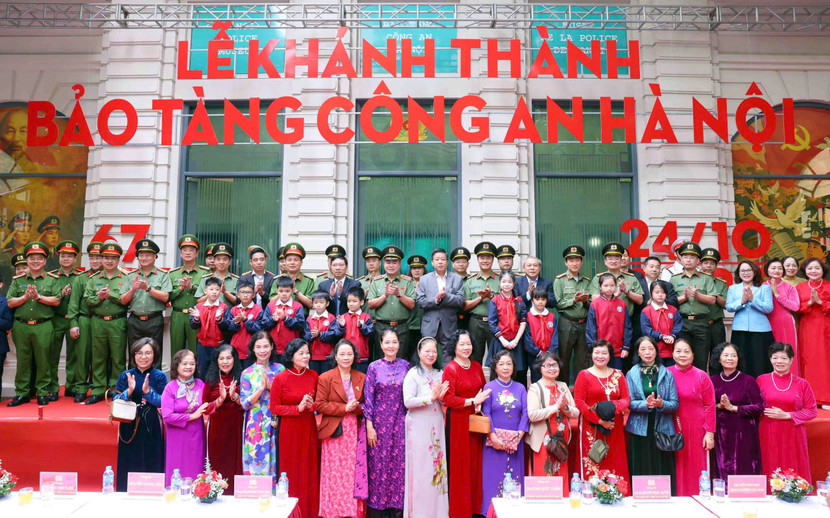 Các đại biểu chụp ảnh lưu niệm tại buổi lễ khánh thành dự án nâng cấp, cải tạo Bảo tàng Công an Hà Nội