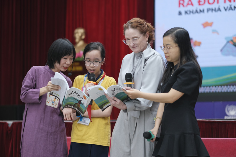 Các em học sinh tham gia phần giao lưu, tìm hiểu về cuốn sách