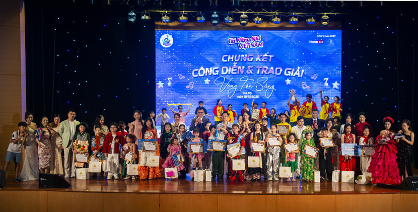 Các thí sinh đoạt giải chụp ảnh lưu niệm