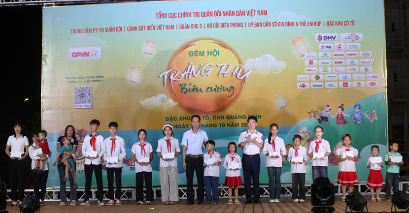 Trao tặng nhiều phần quà ý nghĩa cho các em nhỏ tại đặc khu Cô Tô.