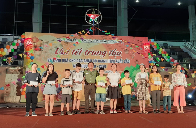 Đại tá Đặng Ngọc Bách, Phó Bí thư Đảng ủy, Phó Cục trưởng Cục Công tác Đảng và công tác chính trị tặng quà cho các cháu đạt thành tích học tập xuất sắc