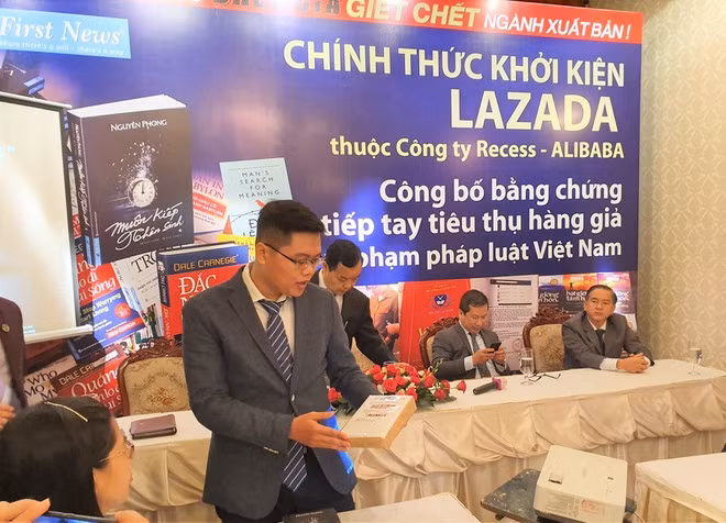 Tại buổi gỡ báo chí sáng ngày 9-9 tại TP.HCM, First News công khai bóc một đơn hàng đặt ngẫu nhiên vừa mua thử trên Lazada 2 cuốn "Muôn kiếp nhân sinh" và cả 2 cuốn này đều là sách giả
