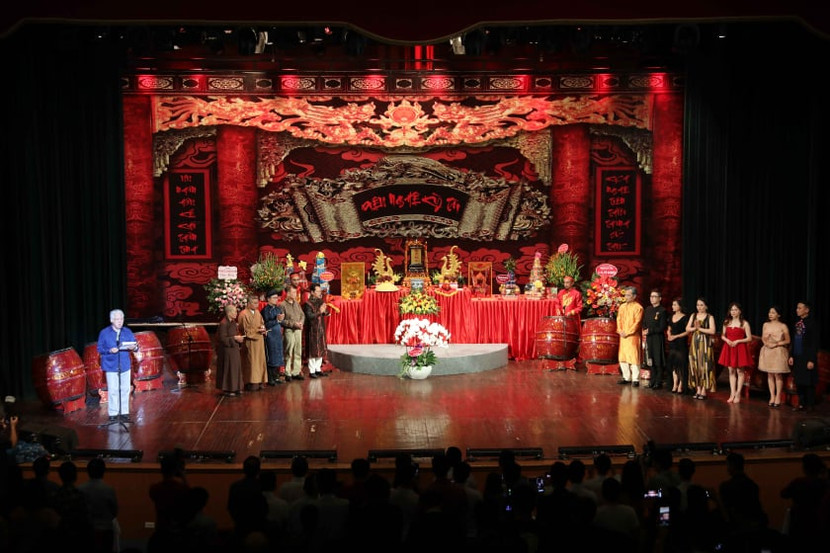 Các nghệ sĩ làm lễ "Giỗ Tổ sân khấu". Ảnh: Thanh Tùng