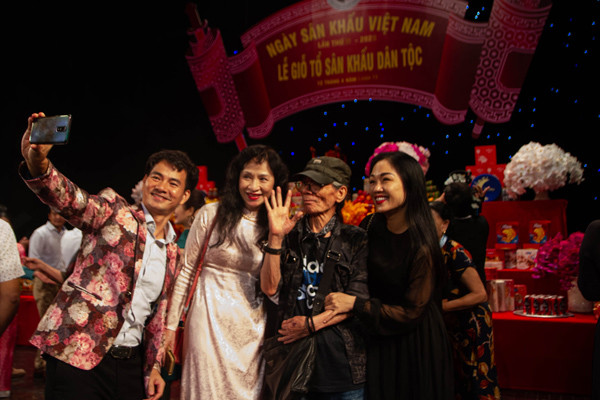 Niềm vui của các nhà hát trong ngày giỗ tổ sân khấu