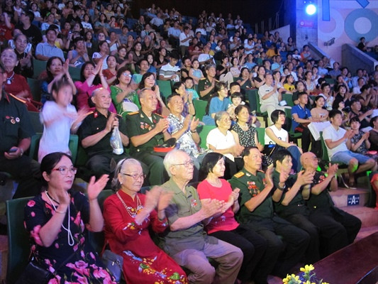 Khán giả hào hứng đến xem chương trình “Biển đảo là quê hương” của Liên đoàn Xiếc VN