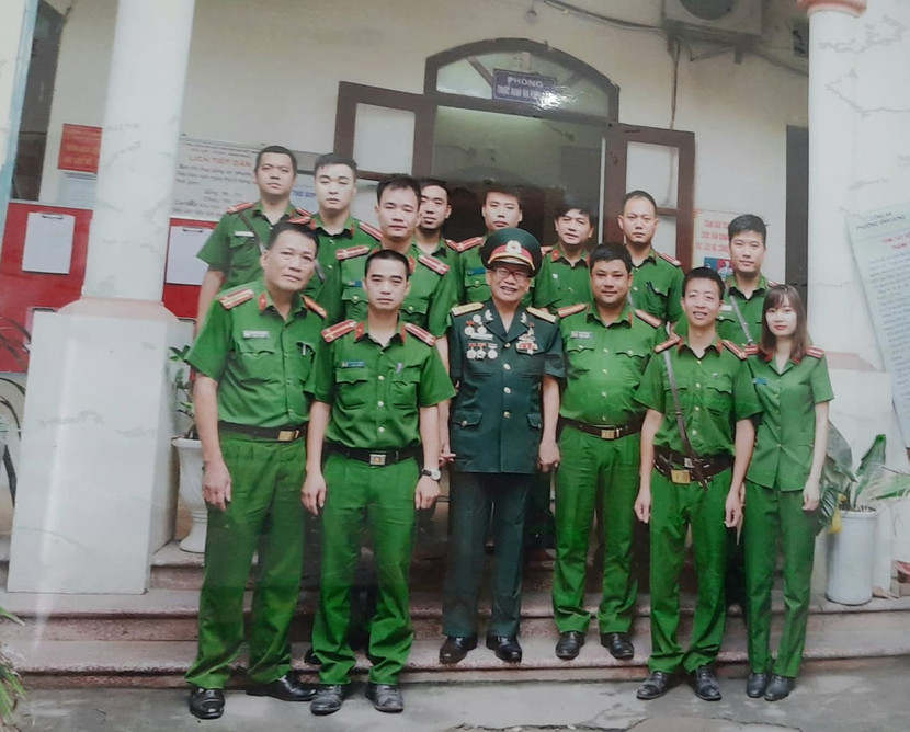 Họa sĩ Lê Duy Ứng và các chiến sĩ Công an phường Vĩnh Hưng