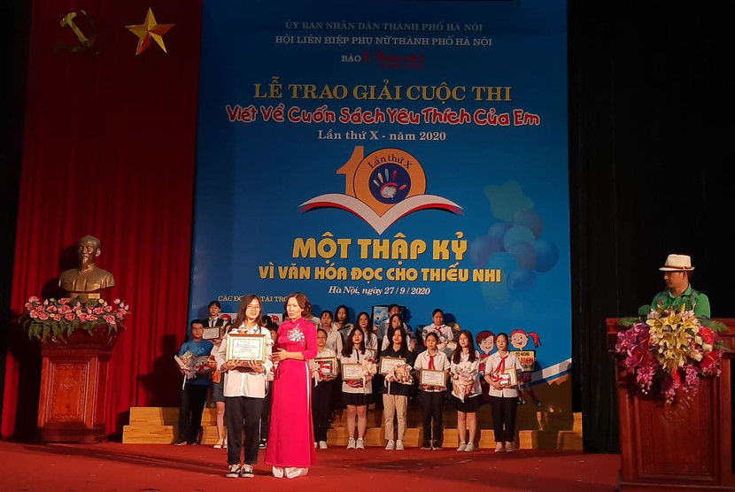 BTC trao giải Nhất cho em Hoàng Minh Phúc, học sinh lớp 8A3, Trường THCS Trung Hòa, Hà Nội với bài viết "Dòng sông thơ ấu" để thêm tự hào về đất Việt" BTC trao giải Nhất cho em Hoàng Minh Phúc, học sinh lớp 8A3, Trường THCS Trung Hòa, Hà Nội với bài viết "Dòng sông thơ ấu" để thêm tự hào về đất Việt"