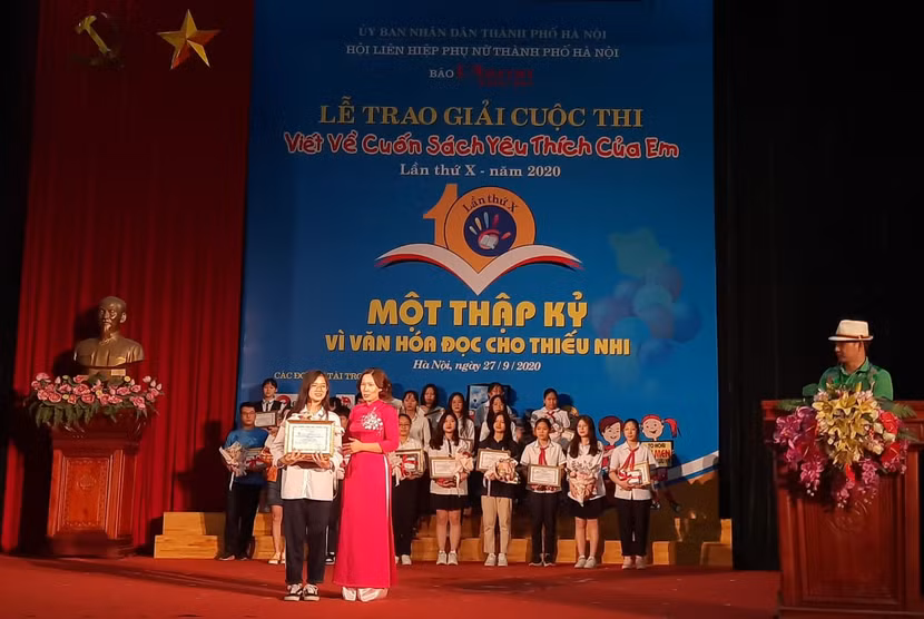 BTC trao giải Nhất cho em Hoàng Minh Phúc, học sinh lớp 8A3, Trường THCS Trung Hòa, Hà Nội với bài viết "Dòng sông thơ ấu" để thêm tự hào về đất Việt"