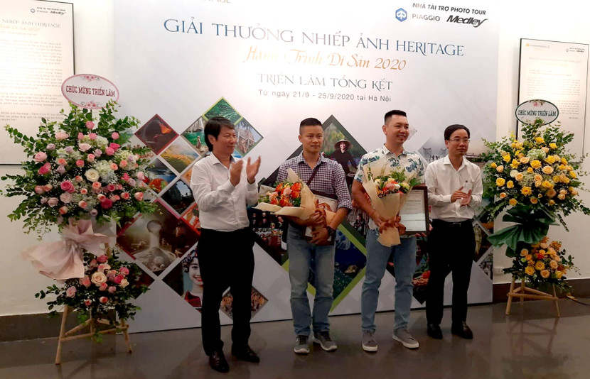 BTC trao giải cho 2 tác giả đoạt giải Đặc biệt của cuộc thi BTC trao giải cho 2 tác giả đoạt giải Đặc biệt của cuộc thi