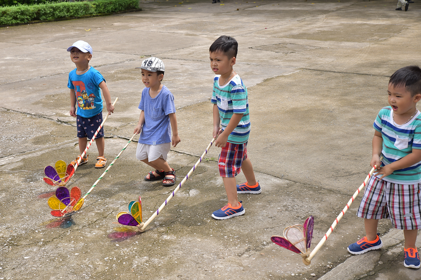 Các em nhỏ thích thú với đèn ông sư Các em nhỏ thích thú với đèn ông sư