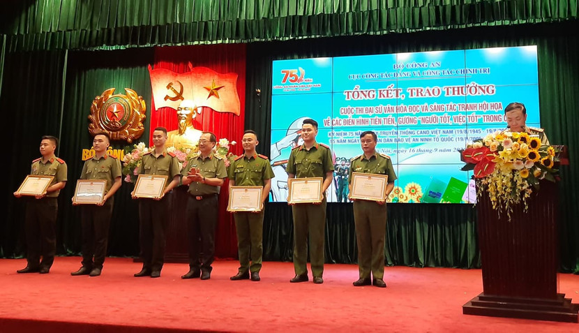 Thứ trưởng Nguyễn Văn Thành trao giải Nhất cuộc thi Đại sứ Văn hóa đọc cho các học viên, sinh viên CAND Thứ trưởng Nguyễn Văn Thành trao giải Nhất cuộc thi Đại sứ Văn hóa đọc cho các học viên, sinh viên CAND