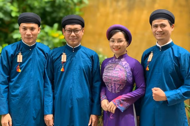 Hình ảnh nam giới diện áo dài nơi công sở còn xa lạ với nhiều người