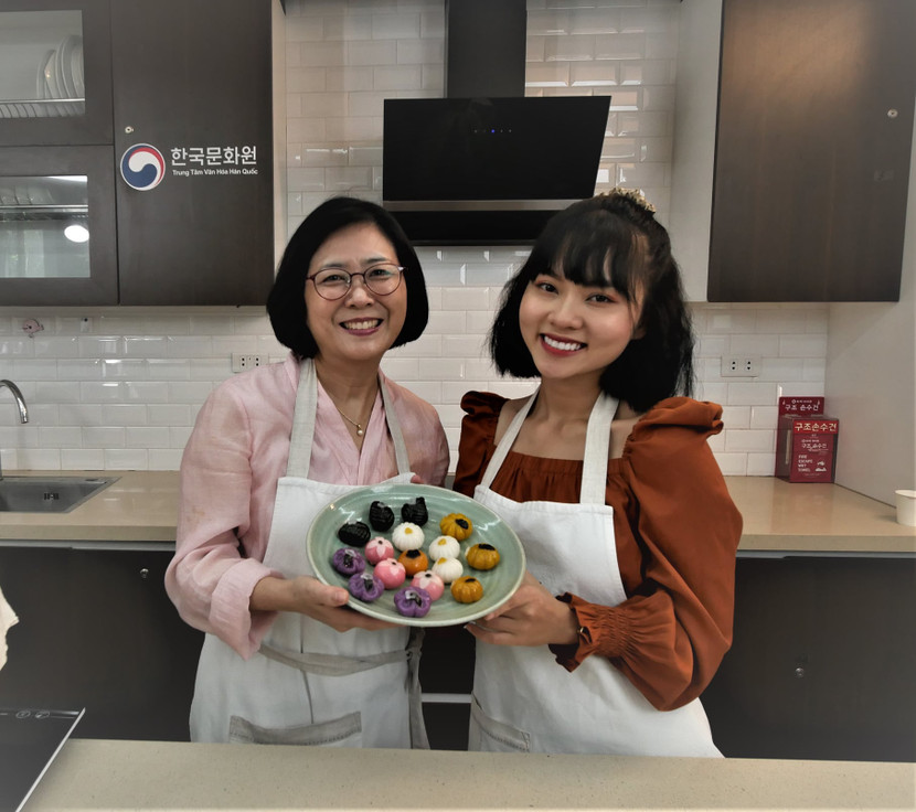 Vlogger Ngô Lan Hương (phải) trải nghiệm làm bánh songpyeon Hàn Quốc