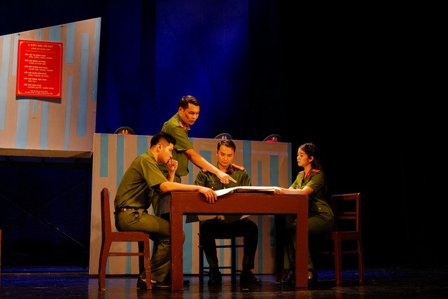 Một cảnh trong vở kịch "Bộ cảnh phục" Một cảnh trong vở kịch "Bộ cảnh phục"