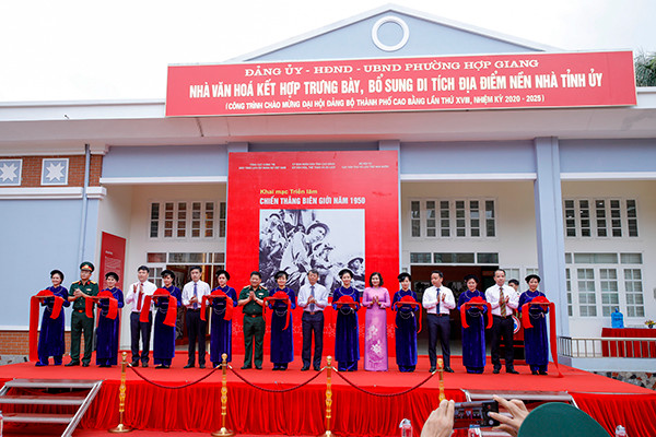 Các đại biểu cắt băng khai mạc trưng bày chuyên đề "Chiến thắng Biên Giới năm 1950”