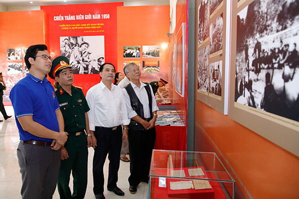 Du khách tới tham quan trưng bày chuyên đề