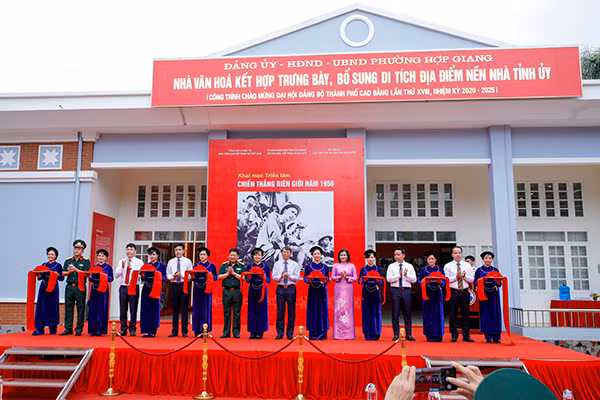 Các đại biểu cắt băng khai mạc trưng bày chuyên đề "Chiến thắng Biên Giới năm 1950”