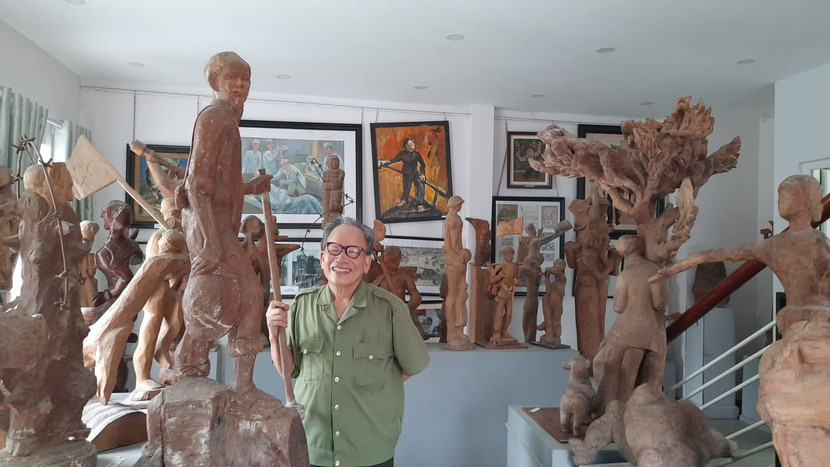 Họa sĩ Lê Duy Ứng bên các tác phẩm đặt tại bảo tàng tư nhân