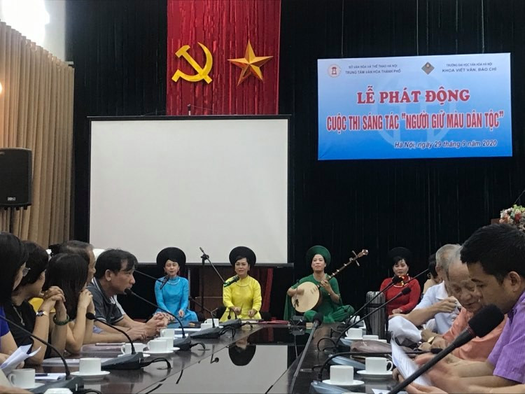 Một tiết mục biểu diễn tại lễ phát động khai mạc cuộc thi sáng tác "Người giữ màu dân tộc"