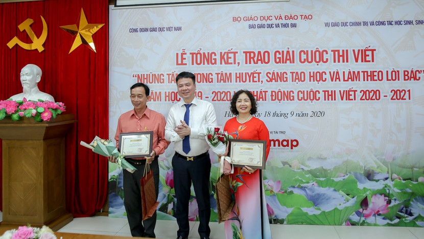 Tổng biên tập Báo Giáo dục và Thời đại Triệu Ngọc Lâm trao giải Tập thể cho các đơn vị xuất sắc