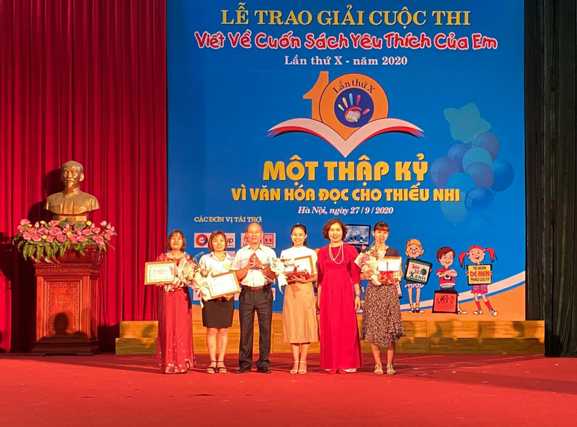 BTC trao giải chuyên đề cho tập thể các nhà trường BTC trao giải chuyên đề cho tập thể các nhà trường