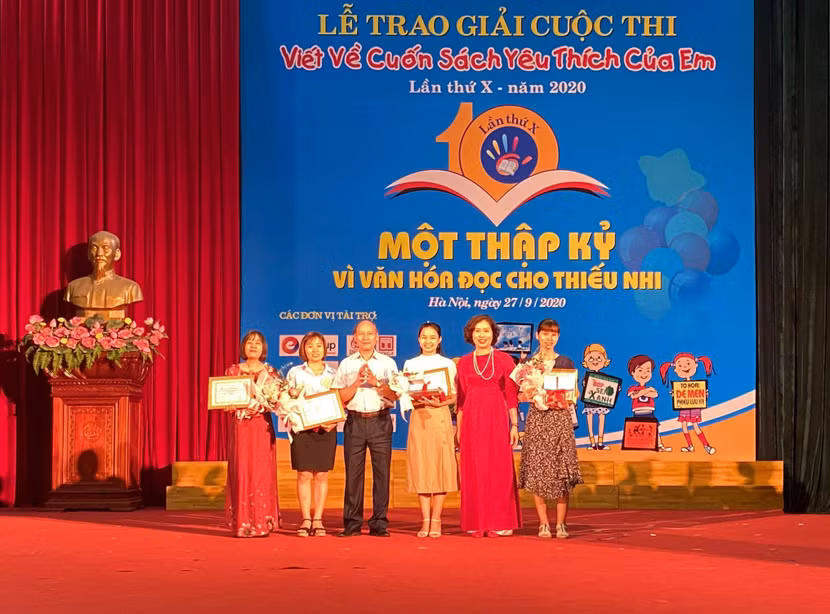 BTC trao giải chuyên đề cho tập thể các nhà trường