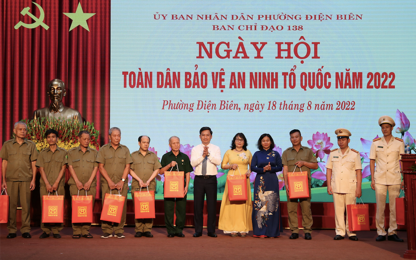 Phó Bí thư Thường trực Thành ủy Hà Nội Nguyễn Thị Tuyến và Phó Chủ tịch UBND thành phố Hà Nội Hà Minh Hải tặng thưởng các cá nhân tiêu biểu trong phong trào Toàn dân bảo vệ an ninh Tổ quốc của phường Điện Biên