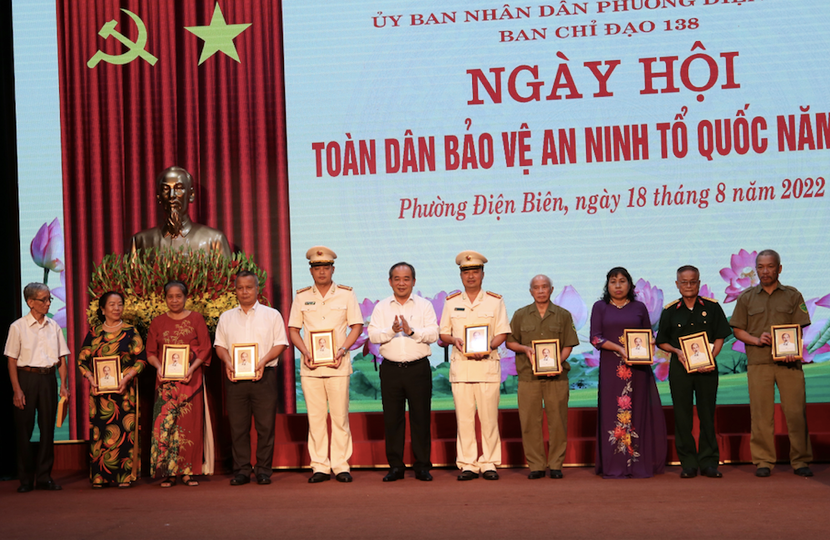 Chủ nhiệm Văn phòng Chủ tịch nước Lê Khánh Hải tặng thưởng các cá nhân tiêu biểu trong phong trào Toàn dân bảo vệ an ninh Tổ quốc của phường Điện Biên