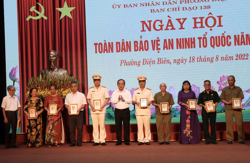 Chủ nhiệm Văn phòng Chủ tịch nước Lê Khánh Hải tặng thưởng các cá nhân tiêu biểu trong phong trào Toàn dân bảo vệ an ninh Tổ quốc của phường Điện Biên