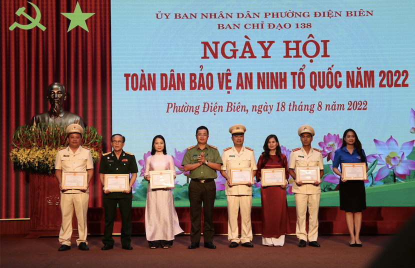 Đại tá Nguyễn Thành Long - Phó Giám đốc CATP Hà Nội, tặng Giấy khen của Giám đốc CATP Hà Nội cho các các nhân điển hình tiên tiến trong phong trào Toàn dân bảo vệ an ninh Tổ quốc của phường Điện Biên