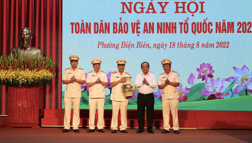 Chủ nhiệm Văn phòng Chủ tịch nước Lê Khánh Hải tặng quà ban chỉ huy Công an phường Điện Biên