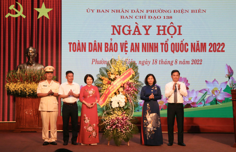 Phó Bí thư Thường trực Thành ủy Hà Nội Nguyễn Thị Tuyến và Phó Chủ tịch UBND thành phố Hà Nội Hà Minh Hải thay mặt Thành ủy, HĐND, UBND, Ủy ban MTTQ Việt Nam thành phố Hà Nội tặng hoa chúc mừng