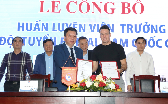 Tổng thư ký VFF Lê Hoài Anh cùng HLV Diego Raul Giustozzi tại lễ công bố