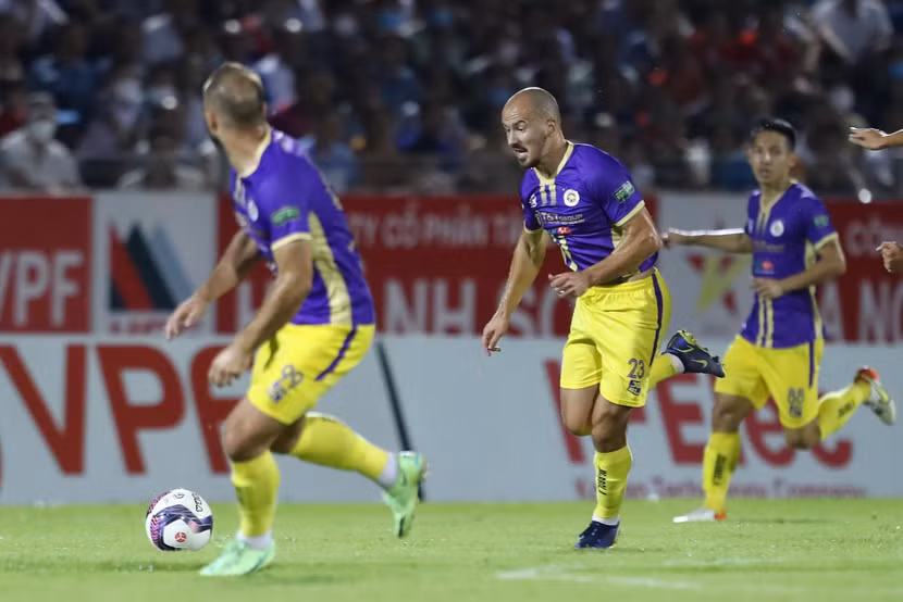Mujan Tonci (23) hoà nhập nhanh và thể hiện phong độ cao khi khoác áo Hà Nội FC Mujan Tonci (23) hoà nhập nhanh và thể hiện phong độ cao khi khoác áo Hà Nội FC