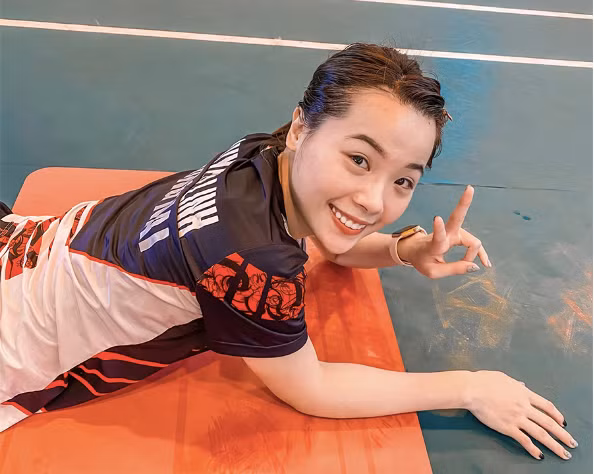 Thuỳ Linh nhí nhảnh trên sàn tập
