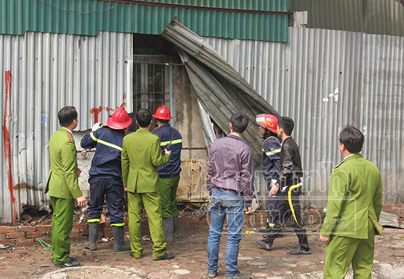 Xảy cháy lớn tại một kho hàng gần trung tâm Hà Nội ảnh 7