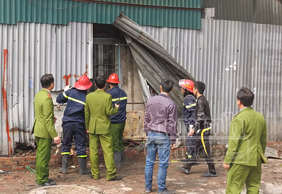 Xảy cháy lớn tại một kho hàng gần trung tâm Hà Nội ảnh 7