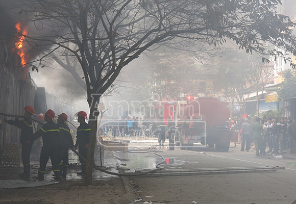Xảy cháy lớn tại một kho hàng gần trung tâm Hà Nội ảnh 8