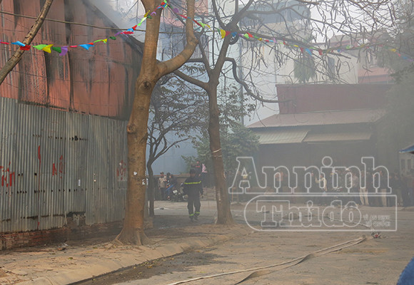 Xảy cháy lớn tại một kho hàng gần trung tâm Hà Nội ảnh 4