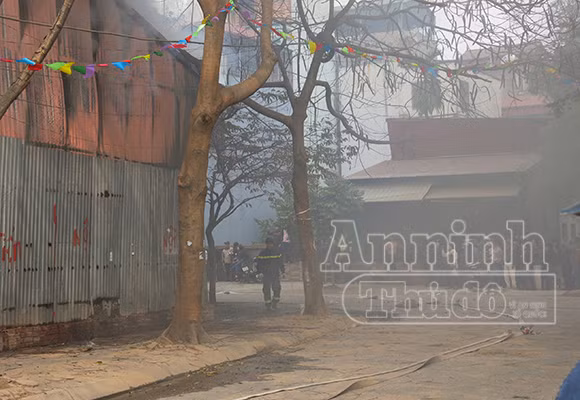Xảy cháy lớn tại một kho hàng gần trung tâm Hà Nội ảnh 4