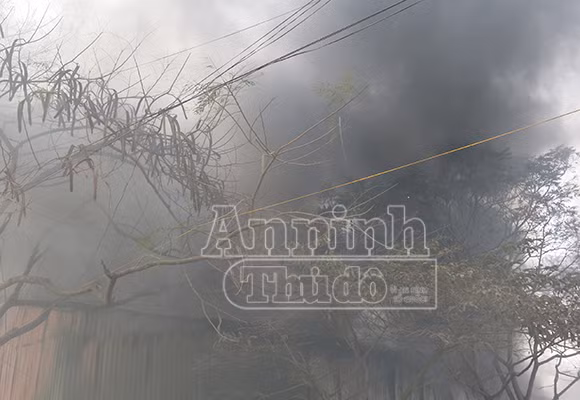 Xảy cháy lớn tại một kho hàng gần trung tâm Hà Nội ảnh 5