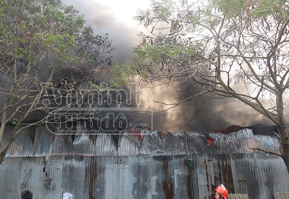 Xảy cháy lớn tại một kho hàng gần trung tâm Hà Nội ảnh 6