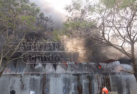 Xảy cháy lớn tại một kho hàng gần trung tâm Hà Nội ảnh 6