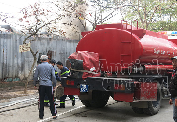 Xảy cháy lớn tại một kho hàng gần trung tâm Hà Nội ảnh 10