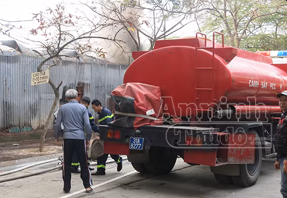 Xảy cháy lớn tại một kho hàng gần trung tâm Hà Nội ảnh 10